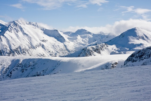 Bulharsko, ski resort Pamporovo, zasněžený svah