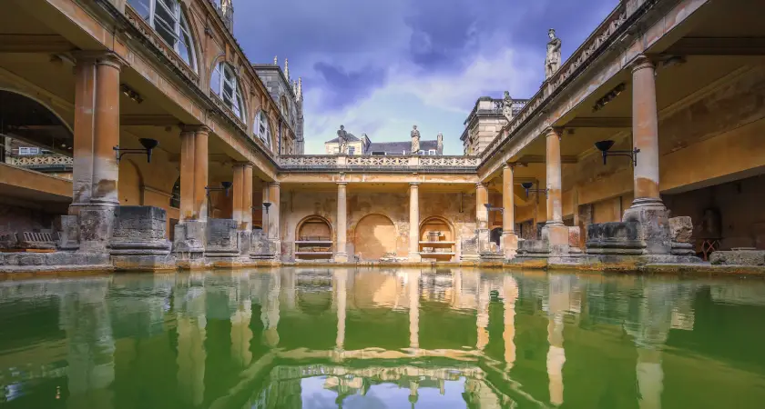 Když už budete v Bath, rozhodně navštivte proslulé římské lázně.