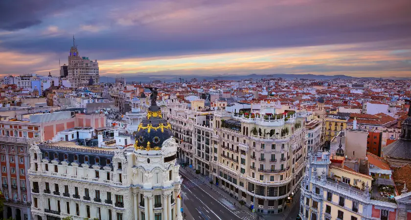Výhled z Circulo de Bellas Artes na celý Madrid bere dech.